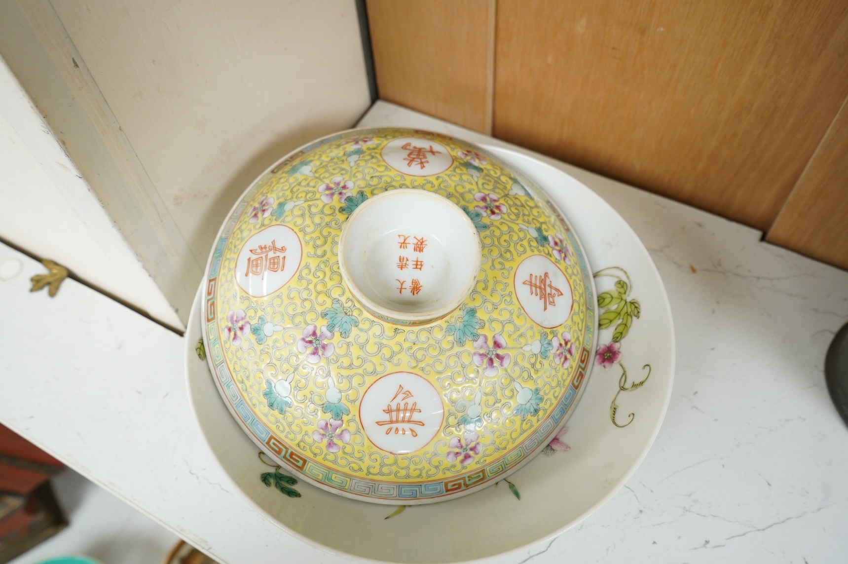 A Chinese famille rose bowl, Guangxu mark and an odd cover, same mark, largest 20cm